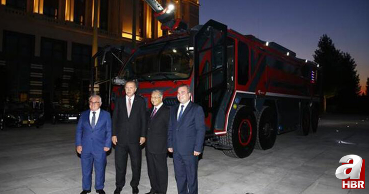 Başkan Erdoğan ile Mahathir Muhammed yerli üretim itfaiye aracını inceledi.