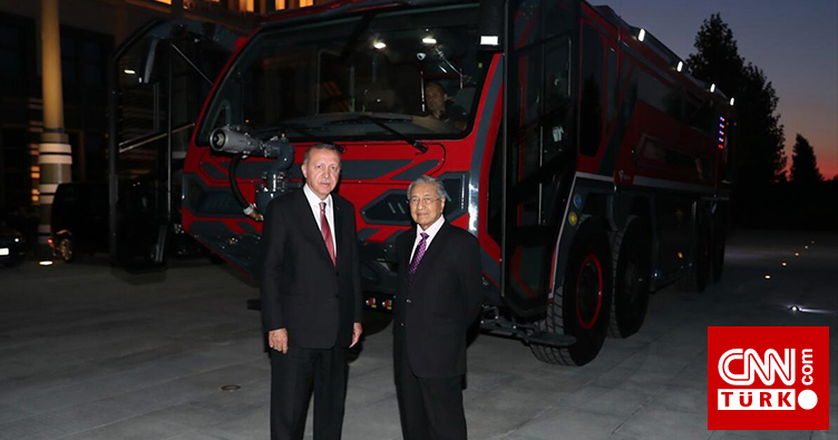 Cumhurbaşkanı Erdoğan ve Mahathir yerli üretim itfaiye aracını inceledi